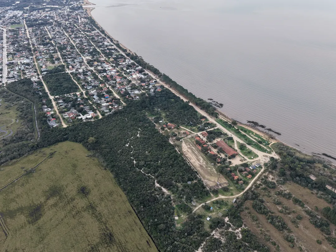 A cidade de Arambaré entre os campos e a orla da Lagoa dos Patos