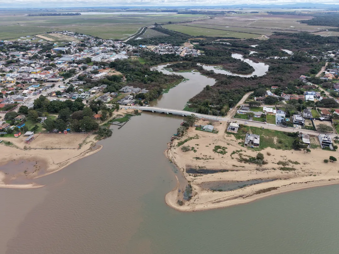 Pontal de areia na foz do arroio, junto à Lagoa dos Patos, em Arambaré