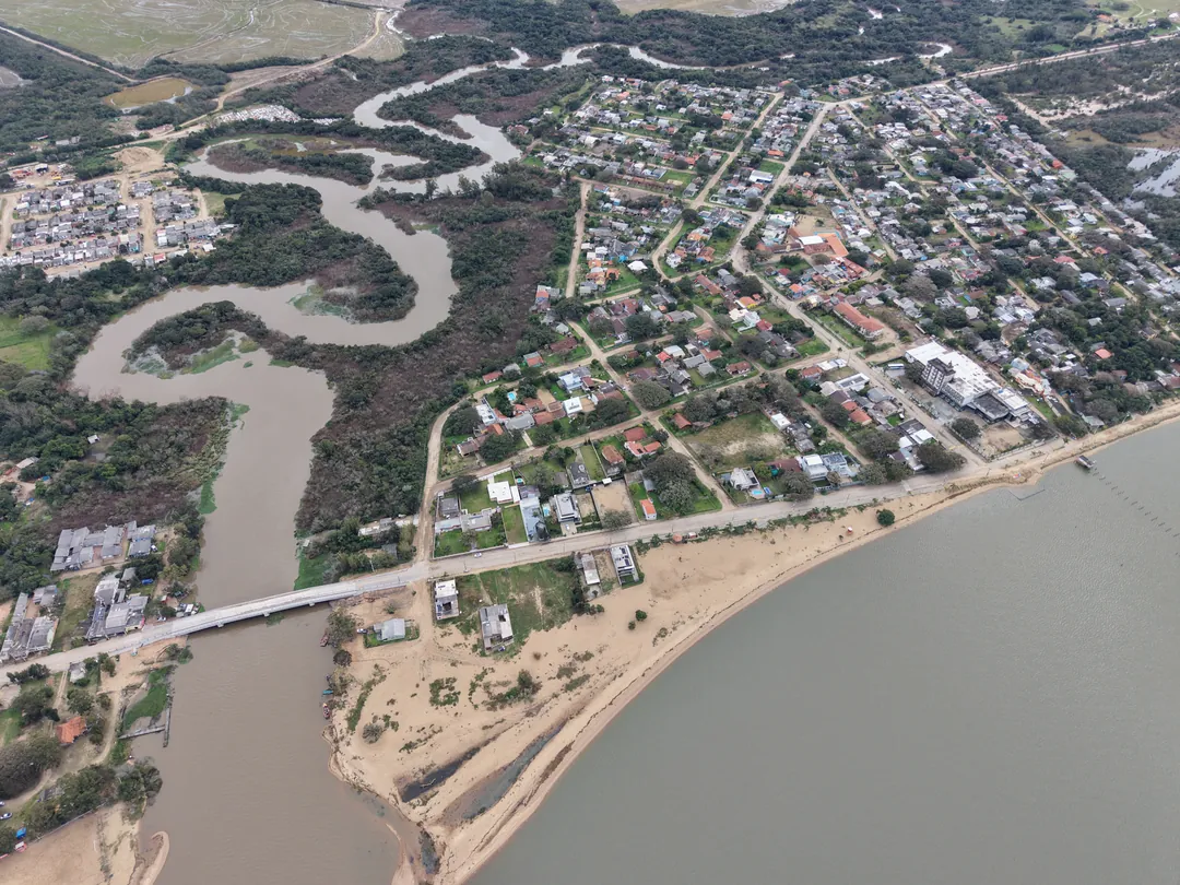 Arambaré vista do alto: a curva do arroio, a ponte e a orla da Lagoa dos Patos
